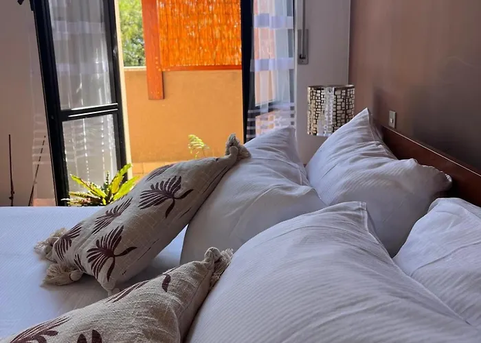 Lary 4* بيسكارا